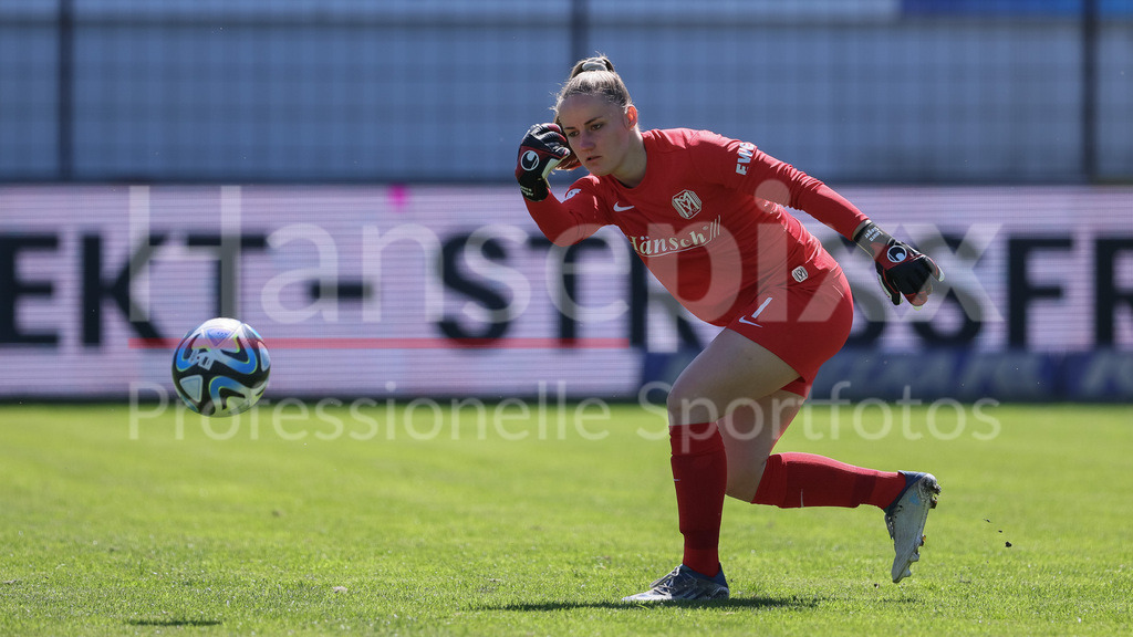 Fussball, 2. Frauen-Bundesliga, SV Meppen - SV 67 Weinberg | v.li.: Laura Sieger (Torhüterin, Torwart, SV Meppen, 1) am Ball, Freisteller, Einzelbild, Ganzkörper, Aktion, Action, Spielszene, DIE DFB-RICHTLINIEN UNTERSAGEN JEGLICHE NUTZUNG VON FOTOS ALS SEQUENZBILDER UND/ODER VIDEOÄHNLICHE FOTOSTRECKEN. DFB REGULATIONS PROHIBIT ANY USE OF PHOTOGRAPHS AS IMAGE SEQUENCES AND/OR QUASI-VIDEO.