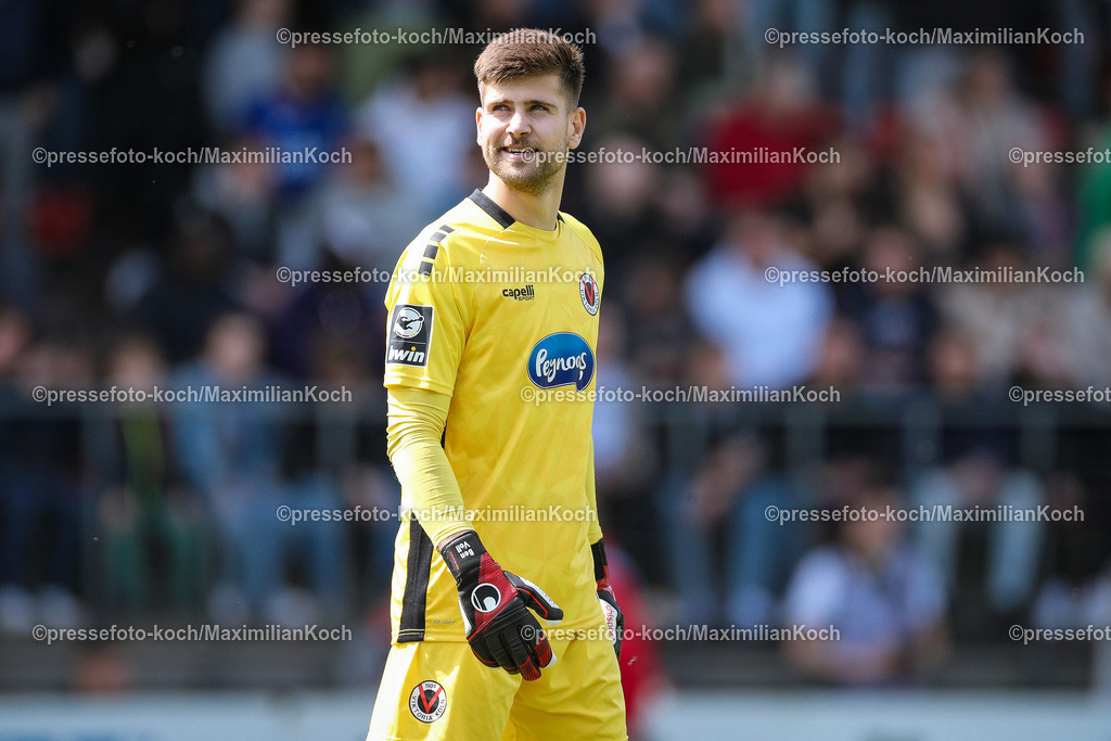 Koe3Liga27042402072 | 27.04.2024, Köln, Fußball, bwin 3. Liga Herren, Sportpark Höhenberg, 35. Spieltag, Saison 2023 2024, FC Viktoria Köln – Preußen Münster: Torhüter Ben Voll (Viktoria Köln). 
DFB regulations prohibit any use of photographs as image sequences and or quasi-video.