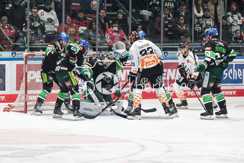 Augsburger Panther - Grizzlys Wolfsburg | Markus Keller (AEV #35) hat in dieser Szene alles im Griff / Gerrit FAUSER (WOB #23)