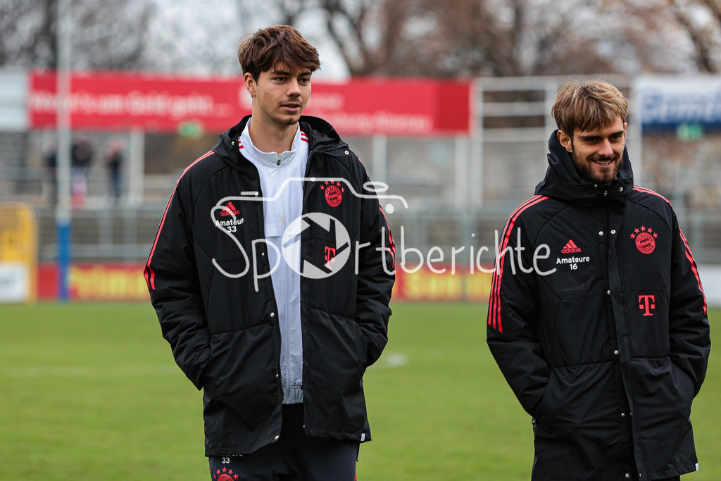 SV Vikoria Aschaffenburg - FC Bayern Amateure | Die Spieler der Amateure sind in Aschaffenburg eingetroffen und begutachten den Platz nochmal vor der Partie / Jakob Thomas MAYER (FCB #33) / Luca DENK (FCB #16)