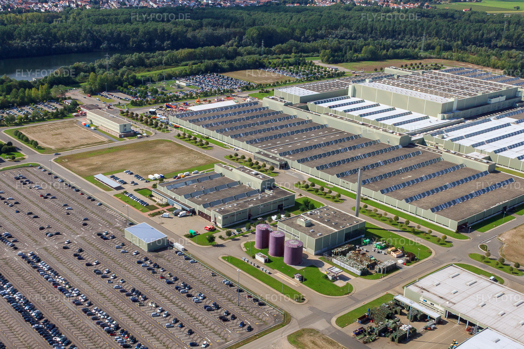 Luftbild: Daimler / Mercedes-Benz Global Logistics Center GLC auf der Insel Grün in Germersheim im Bundesland Rheinland-Pfalz in Deutschland. Foto: IMG_34011.jpg vom 19.09.2010 durch Werner Riehm/FLY-FOTO.deGROUP.MERCEDES-BENZ.COM