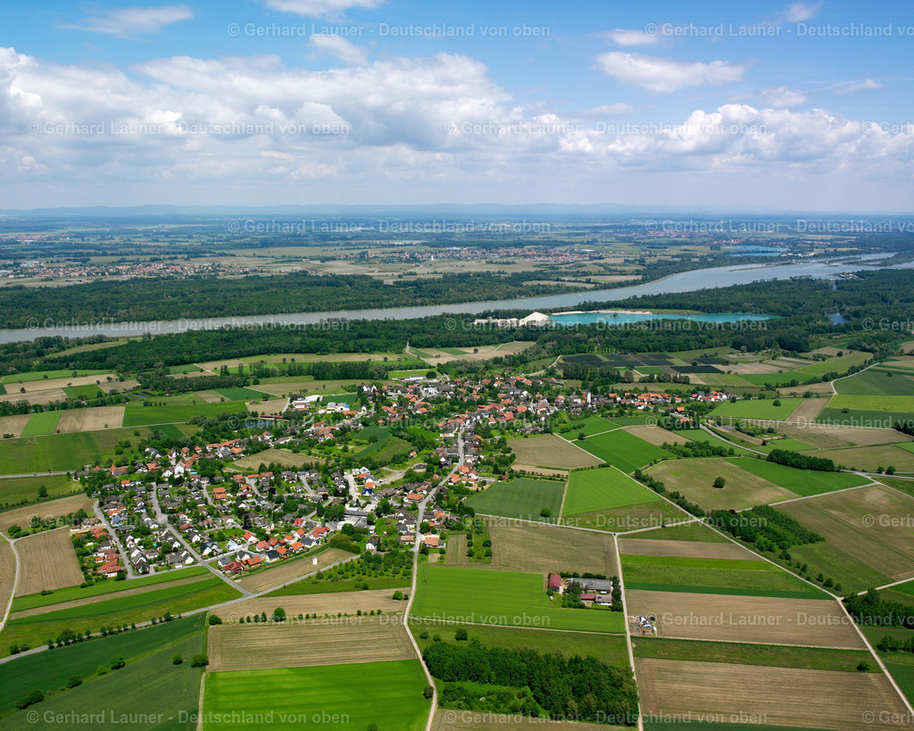 2626176 | DIERSHEIM 09.06.2006 Landwirtschaftliche Nutzflächen und Feldgrenzen  umsäumen das Siedlungsgebiet des Dorfes in Diersheim im Bundesland Baden-Württemberg, Deutschland // Agricultural land and field boundaries surround the settlement area of the village  in Diersheim in the state Baden-Wuerttemberg, Germany Foto: Gerhard Launer