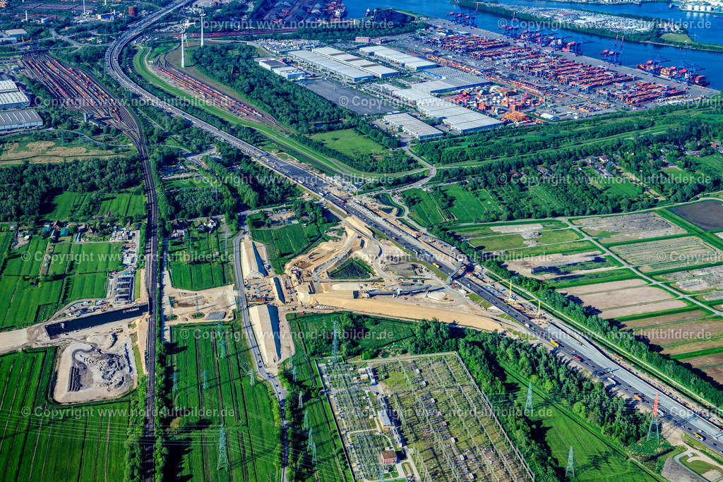 Hamburg_Autobahnanschluss_Baustelle_A7_A26_ELS_0116070524 | HAMBURG 07.05.2024 Autobahn- Baustelle mit Erschließungs- , Aufschüttungs- und Erdarbeiten entlang der Trasse und des Streckenverlaufes " Anschußstelle A26 A7 " in Hamburg, Deutschland. // Motorway- Construction site with earthworks along the route and of the route of the highway " Anschussstelle A26 A7 " in Hamburg, Germany. Foto: Martin Elsen