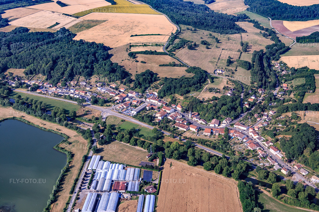 Vue aérienne: Vue du village depuis le nord-est avec Ets Mougenot à Crévéchamps dans le département Meurthe et Moselle, France – .Photo: IMG_083127.jpg prise le 11/07/2015 par Werner Riehm/FLY-FOTO.eu – Résolution de l'original: 5472 x 3648 px – ETS MOUGENOT | la qualité à prix producteur