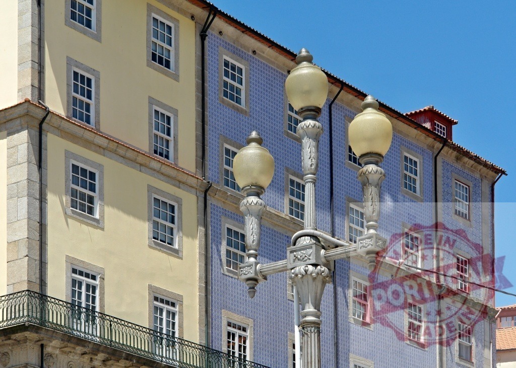 Porto building facade with azulejo tiles and lamp post | Porto architecture featuring a street lamp post alongside a traditional blue azulejo facade - Realisiert mit Pictrs.com
