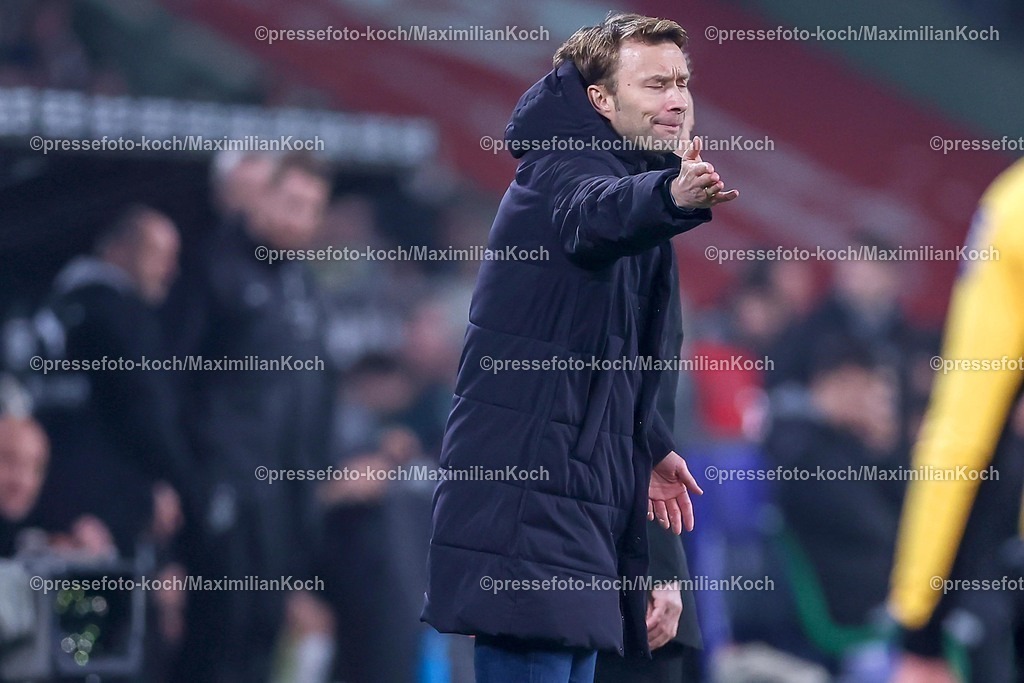 BMG07022601087 | 07.02.2026, Fußball, Borussia Mönchengladbach - Bayer 04 Leverkusen, 1. Fußball Bundesliga, 21.Spieltag, Borussia-Park, Saison 2025 2026: Geschäftsführer Simon Rolfes (Bayer04 Geschäftsführung)   gestikulierend am Spielfeldrand  DFB regulations prohibit any use of photographs as image sequences and or quasi-video.