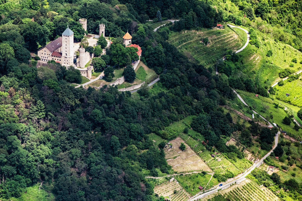 dr__0024419.jpg | HEPPENHEIM (BERGSTRAßE) 17.06.2019 Ruine und Mauerreste der ehemaligen Burganlage und Feste Starkenburg im Ortsteil Unter-Hambach in Heppenheim (Bergstraße) im Bundesland Hessen, Deutschland. // Ruins and vestiges of the former castle and fortress Starkenburg in the district Unter-Hambach in Heppenheim (Bergstrasse) in the state Hesse, Germany. Foto: Daniel Reiter