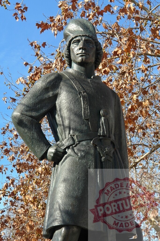 Don Juan de Oñate bronze statue honoring explorer | Bronze statue of Don Juan de Oñate against a clear blue sky and autumn leaves - Realisiert mit Pictrs.com