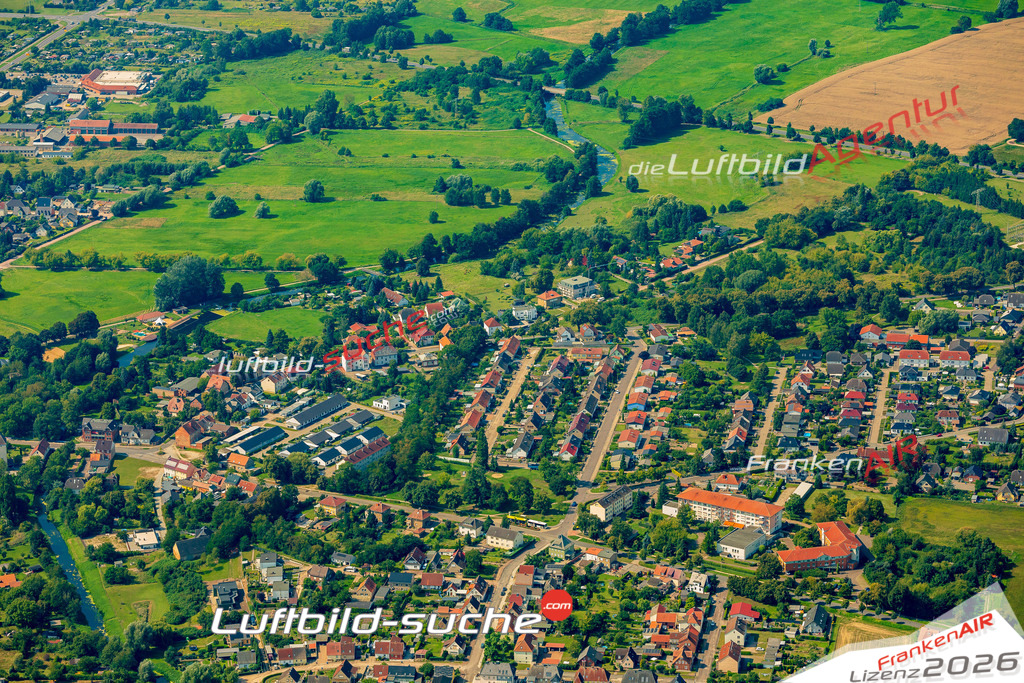 Vs Google Maps Osterburg - Die Luftaufnahme wurde 2025 vom UL-Flugzeug heraus erstellt ( keine Drohnenaufnahme ) - Hochauflösende Luftaufnahme - für Wandbilder und großformatige Ausdrucke geeignet. Das besondere Geschenk!Hier alle&nbsp;Infos zur Lizenzierung der LuftaufnahmeWir fliegen auch dieses Jahr wieder in Ihre Region um Luftbilder zu erstellen.- Luftbild anfragen