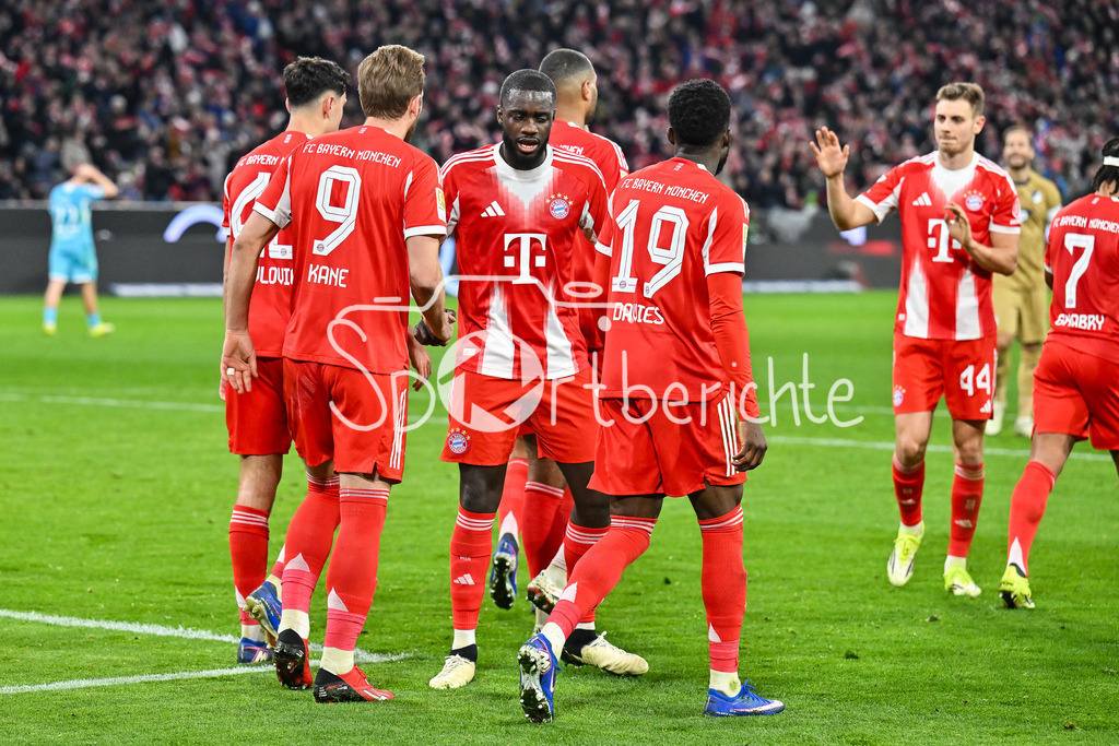 FC Bayern München - TSG 1899 Hoffenheim | MUNICH, GERMANY - 08. FEBRUARY: Jubel der Bayern nach dem Treffer zum 2-1 durch Harry KANE (FC Bayern Munich 9) / Foulelfmeter während dem Bundesligamatch zwischen dem FC Bayern München und der TSG 1899 Hoffenheim am 21. Spieltag in der Allianz Arena / DFL REGULATIONS PROHIBIT ANY USE OF PHOTOGRAPHS AS IMAGE SEQUENCES AND/OR QUASI-VIDEO / Dayot UPAMECANO (FC Bayern Munich 2)