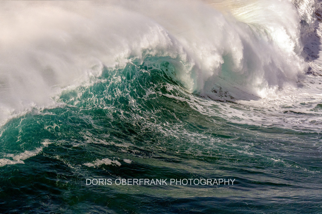 Emerald wave with crazy power | Nazaré: Emerald wave with crazy power - Realisiert mit Pictrs.com