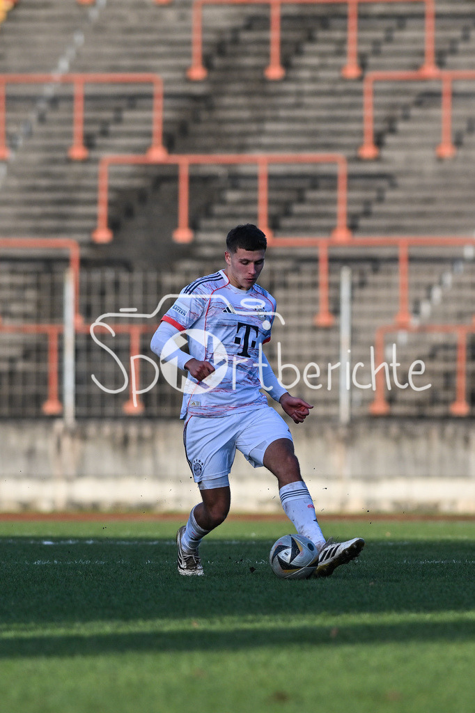 TSV Schwaben Augsburg - FC Bayern Amateure | AUGSBURG, GERMANY - 29. NOVEMBER: am Ball Reobert Edward Jr. DEZIEL (FC Bayern München II 6) / Einzelfoto / Freisteller beim Ligaspiel zwischen dem TSV Schwaben Augsburg und den Amateuren des FC Bayern am 20. Spieltag der Regionalliga Bayern im Rosenaustadion