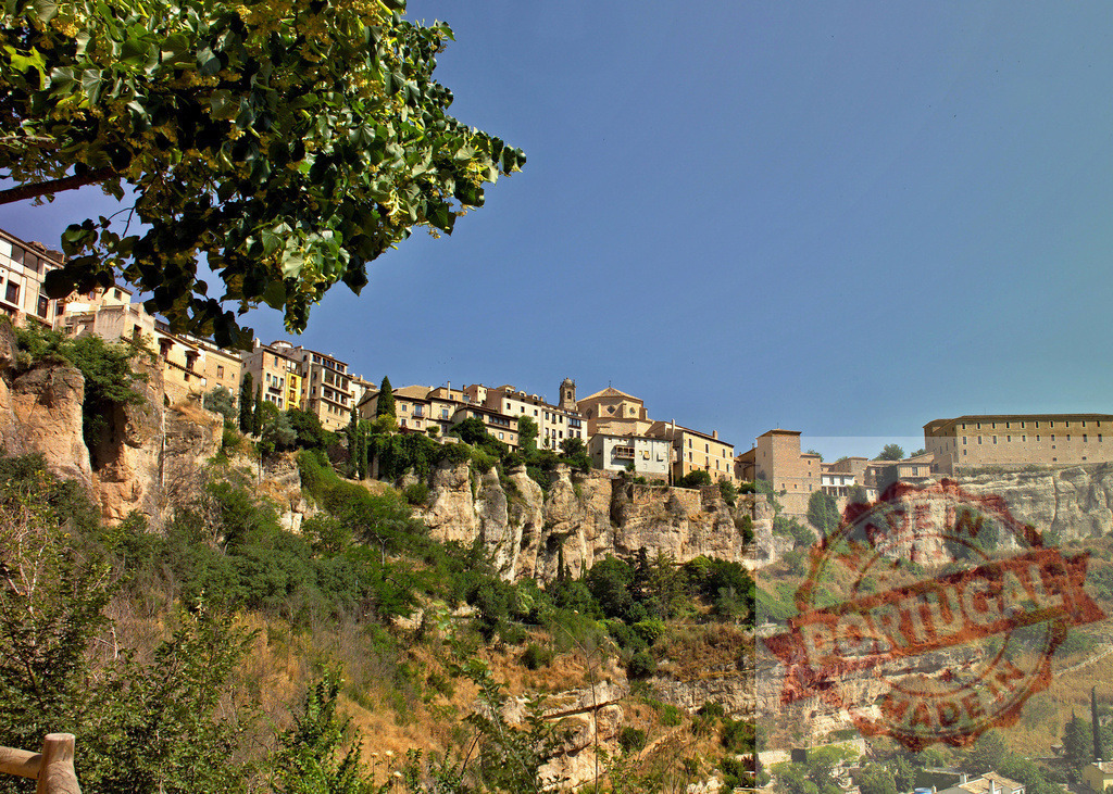 Cuenca, Spain historic hanging houses on cliffside. Cuenca - Spain | Ancient city buildings perched on a dramatic cliff with a clear blue sky - Realisiert mit Pictrs.com