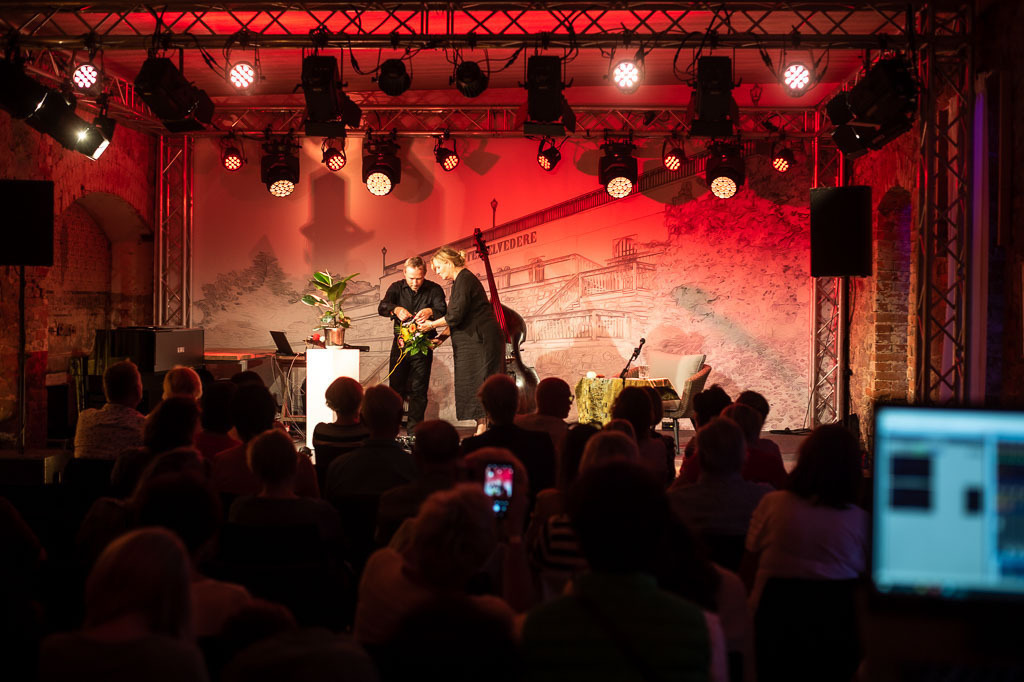 Flower Tales | Suzanne von Borsody und Kurt Holzkämper mit Lesung Flower Tales im Forte Belvedere Leisnig zum Festival Hallo Leisnig 2022. - Realisiert mit Pictrs.com