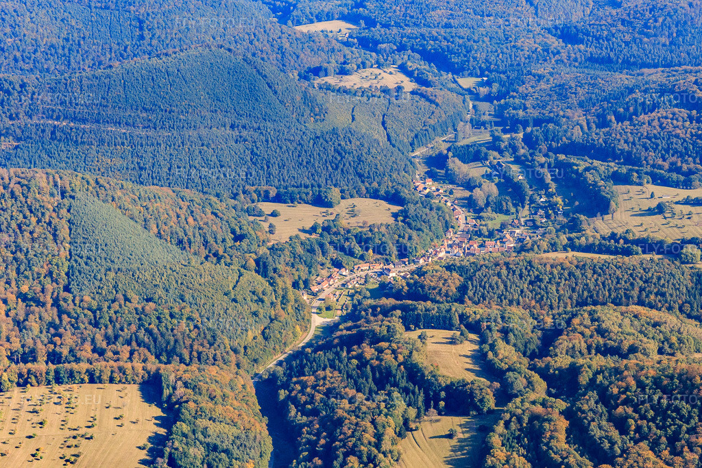 Vue aérienne: Vue de la ville depuis le nord à Niedersteinbach dans le département Bas Rhin, France – .Photo: IMG_095116.jpg prise le 16/10/2016 par Werner Riehm/FLY-FOTO.eu – Résolution de l'original: 5472 x 3648 px