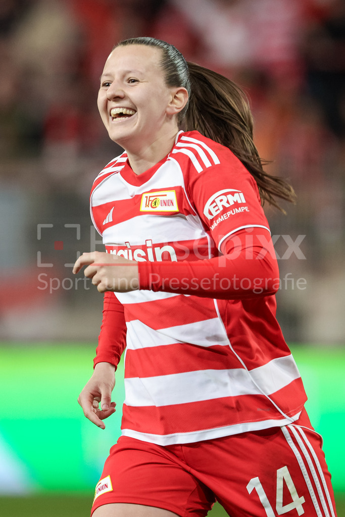 Fussball, Google Pixel Frauen-Bundesliga, 1. FC Union Berlin - SV Werder Bremen | Torschützin Hannah Eurlings (1. FC Union Berlin, 14) mit Torjubel, Jubel, jubeln, jubelt, optimistisch, Spielszene, Highlight, Freude über das Tor zum 4:0, Portrait, Nahaufnahme, Einzelfoto, Einzelbild, DIE DFB-RICHTLINIEN UNTERSAGEN JEGLICHE NUTZUNG VON FOTOS ALS SEQUENZBILDER UND/ODER VIDEOÄHNLICHE FOTOSTRECKEN. DFB REGULATIONS PROHIBIT ANY USE OF PHOTOGRAPHS AS IMAGE SEQUENCES AND/OR QUASI-VIDEO.
