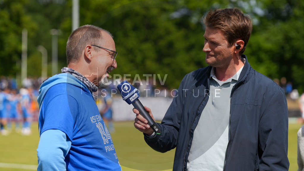 Fußball, Herren, Saison 2024/2025, Finaltag der Amateure 2025, Landespokal Brandenburg, Finale, VfB 1921 Krieschow vs. RSV Eintracht 1949, Samstag 24.05.2025, Volksparkstadion Neuruppin, | Fußball, Herren, Saison 2024/2025, Finaltag der Amateure 2025, Landespokal Brandenburg, Finale, VfB 1921 Krieschow vs. RSV Eintracht 1949, Samstag 24.05.2025, Volksparkstadion Neuruppin, Im Bild: Dennis Wiese (r. Reporter ARD/rbb) im Interview mit Michael Grunwald (Präsident RSV Eintracht 1949) - Realisiert mit Pictrs.com