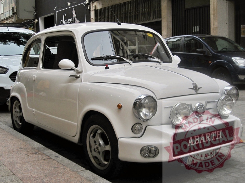 White Abarth 600 parked on a city street is shining under the sunlight | Classic white Abarth 600 parked on a city side street, enjoying the urban charm - Realisiert mit Pictrs.com