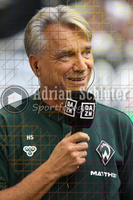 Borussia Mönchengladbach vs SV Werder Bremen - Bundesliga  | Mönchengladbach, Deutschland, 14.09.25:   Trainer Horst Steffen (SV Werder Bremen) lächelt, lacht im Interview waehrend des Spiels der Bundesliga zwischen Borussia Mönchengladbach vs SV Werder Bremen im Stadion im Borussia Park(Foto von Brauer-Fotoagentur / Adrian Schlueter)