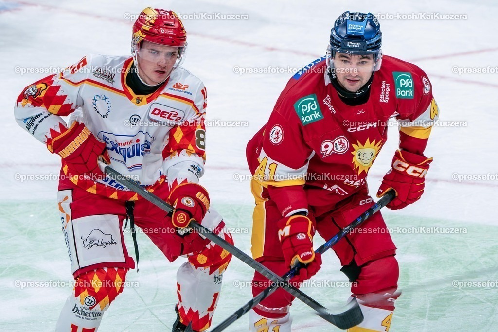 xKKU28092501104 | 28.09.2025, xKKUx, Eishockey, DEL2, Düsseldorfer EG - ESV Kaufbeuren, PSD-Bank Dome in Düsseldorf: Nikolaus Heigl (Kaufbeuren #15) im Zweikampf gegen  Colin Smith (DEG #41) 