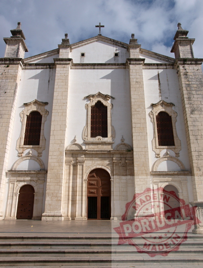 Church of Santa Maria de Óbidos showing Baroque architecture | Church of Santa Maria de Óbidos facade featuring classical Baroque style against a cloudy sky - Realisiert mit Pictrs.com