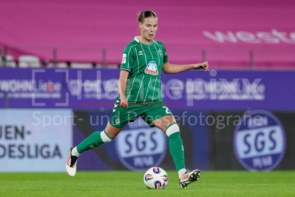 Fussball, Google Pixel Frauen-Bundesliga, SGS Essen - SV Werder Bremen | Hanna Nemeth (SV Werder Bremen, 23) am Ball, Freisteller, Einzelbild, Ganzkörper, Aktion, Action, Spielszene, DIE DFB-RICHTLINIEN UNTERSAGEN JEGLICHE NUTZUNG VON FOTOS ALS SEQUENZBILDER UND/ODER VIDEOÄHNLICHE FOTOSTRECKEN. DFB REGULATIONS PROHIBIT ANY USE OF PHOTOGRAPHS AS IMAGE SEQUENCES AND/OR QUASI-VIDEO.