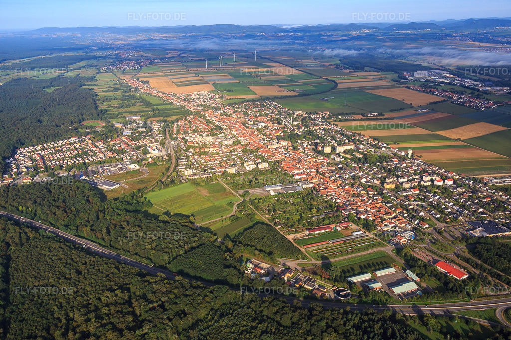 Luftbild: Stadtübersicht aus Südosten in Kandel im Bundesland Rheinland-Pfalz in Deutschland. Foto: IMG_092844.jpg vom 13.08.2016 durch Werner Riehm/FLY-FOTO.de