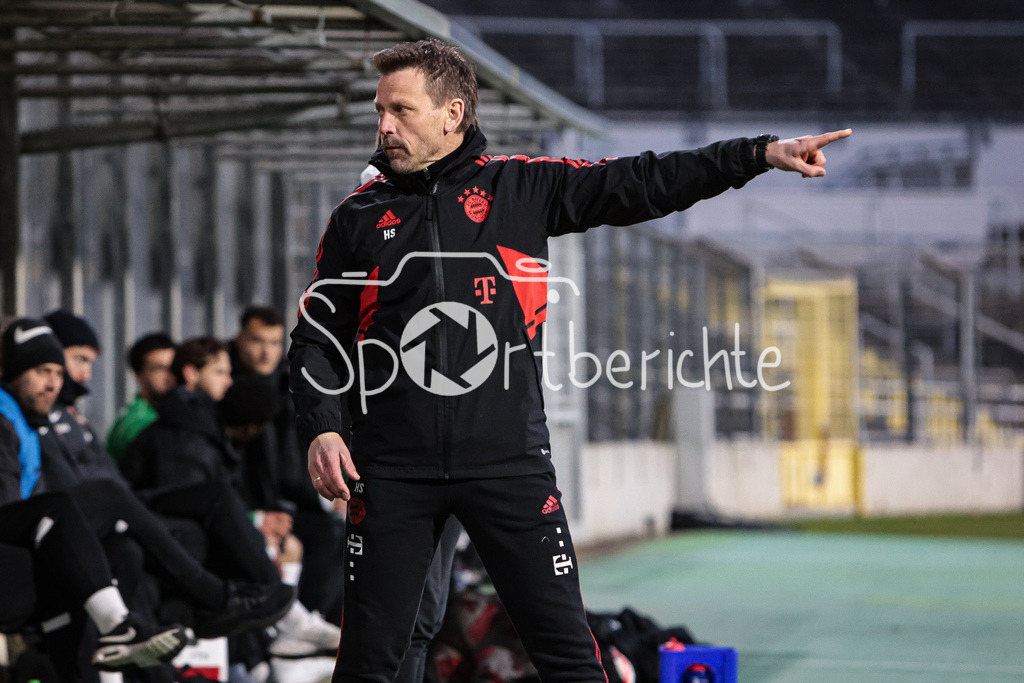 FC Bayern Amateure - FC Augsburg II | Bayern Trainer Holger SEITZ in Aktion / Freisteller / Einzelfoto