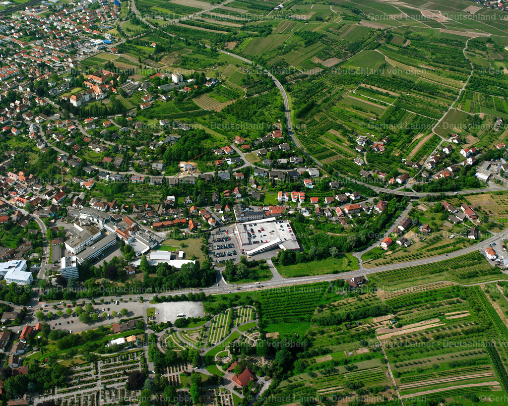2526067 | BüHL 01.08.2005 Ortsansicht am Rande von landwirtschaftlichen Feldern und Nutzflächen  in Bühl im Bundesland Baden-Württemberg, Deutschland // Village view on the edge of agricultural fields and land  in Bühl in the state Baden-Wuerttemberg, Germany Foto: Gerhard Launer