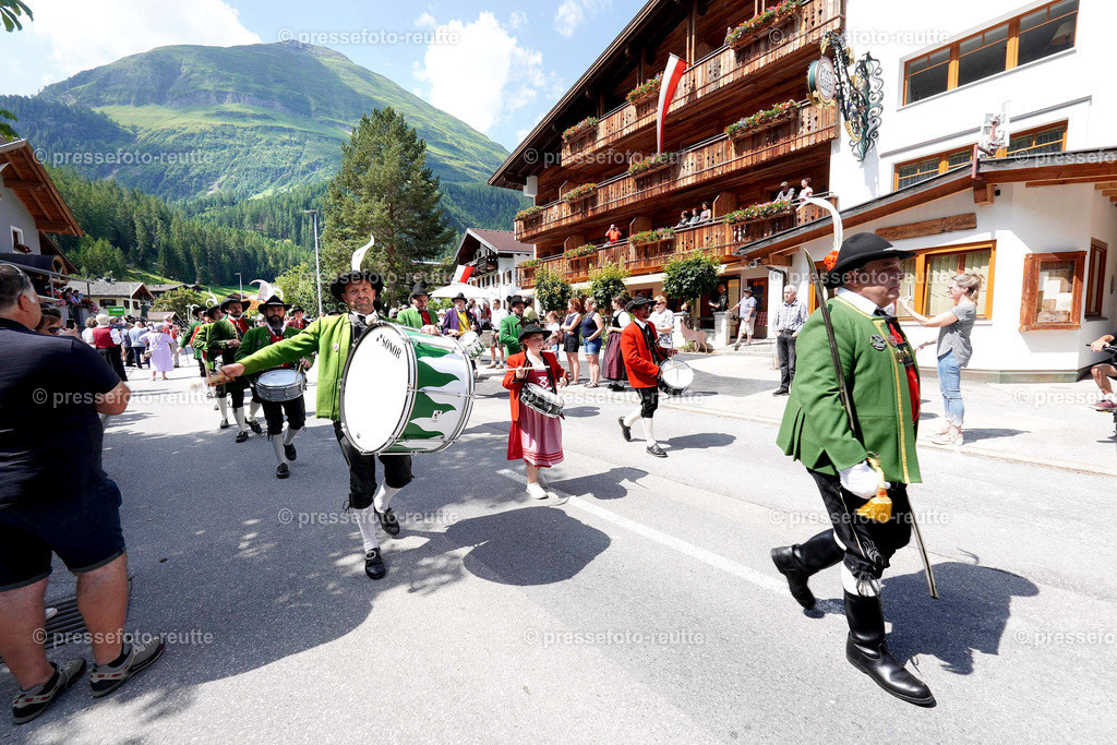e10a-news-2023-Juli23-Regimentsschuetzenfest-UMZUG_DORF-ww-DSC02271 | Info aus dem Bezirk Reutte/Ausserfern Tirol sowie eine umfangreiche Bilddatenbank über die gesamte Region: Lechtal, Talkessel Reutte, Tannheimertal, Zwischentoren. Lech, Plansee, Zugspitze, Grenztunnel, B179, Fernpassstraße, Verkehr, Lawinen, Tradition, - Realisiert mit Pictrs.com