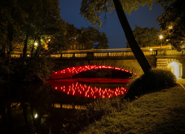 Rote Brücke über der Oker | Beleuchtete Brücke in Braunschweig