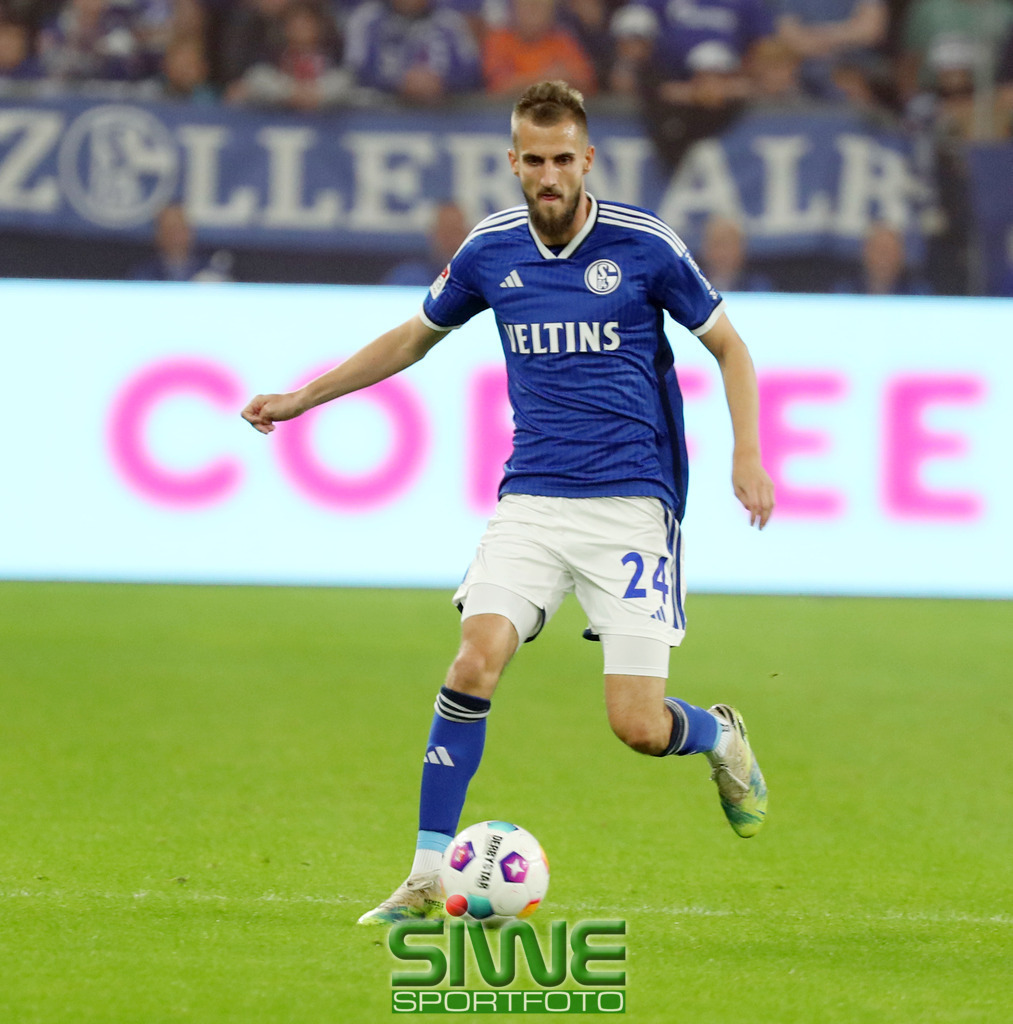 2.Fussball-Bundesliga  :  FC Schalke 04----1.FC Kaiserslautern    2.Sptg. | 05.08.2023  Fussball,GER, Saison 2023/2024;   2.Bundesliga;        2. Spieltag
FC Schalke 04---1.FC Kaiserslautern :  Dominick Drexler (24/S04)  in Aktion.

DFL REGULATIONS PROHIBIT ANY USE OF PHOTOGRAPHS AS IMAGE SEQENCES AND/OR QUASI-VIDEO. - Realisiert mit Pictrs.com