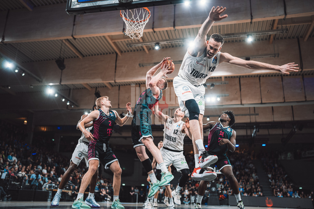 Basketball | Männer | Saison 2023/2024 | easyCredit Basketball Bundesliga | Veolia Towers Hamburg vs. Telekom Baskets Bonn | 03.02.2024 | Jonas 'WoBo' Wohlfarth-Bottermann (#18, Hamburg Towers) segelt am Rebound vorbei während Thomas Kennedy (#54, Telekom Baskets Bonn) den Ball ergreift