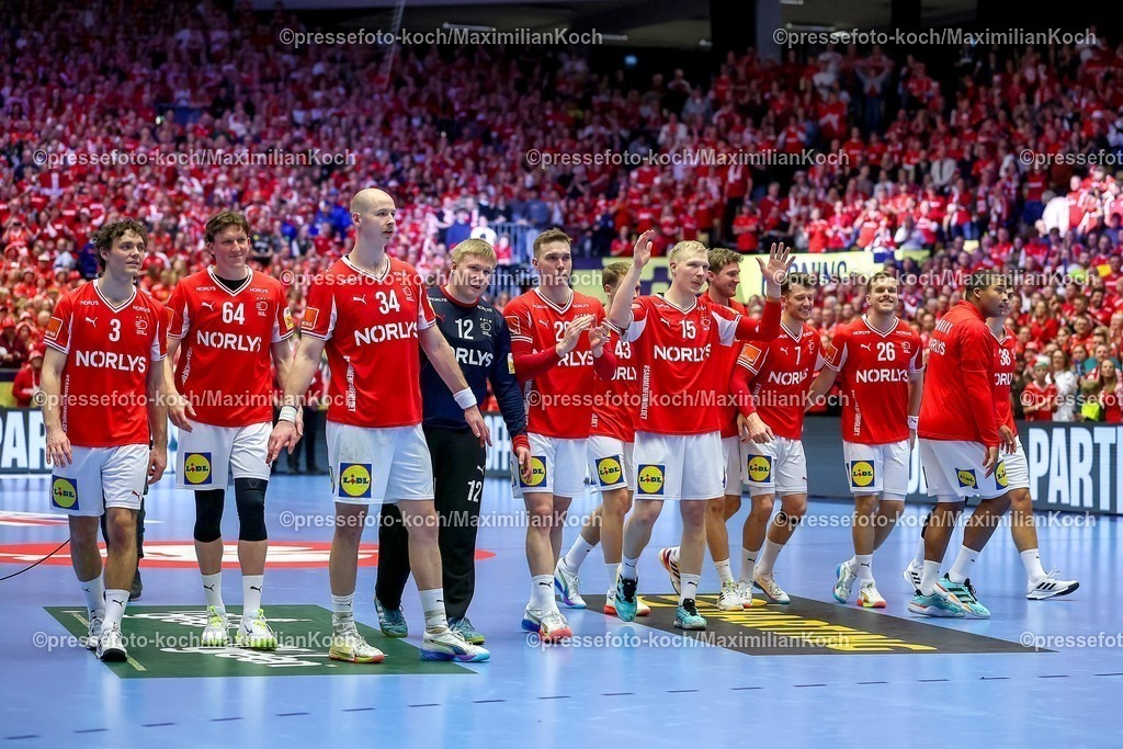 EHF24012602143 | 24.01.2026, Handball, Men's EHF EURO 2026, Dänemark -Spanien, Jyske Bank Boxen in Herning, Dänemark, Main Round: Abschlussjubel nach dem Sieg Dänemarks gegen Spanien.  Niclas Vest Kirkelokke (Denmark #03)  Lasse Kjaer Moller (Denmark #64)  Simon Hald Jensen (Denmark #34)  Emil Nielsen (Denmark #12)  Lasse Bredekjaer Andersson (Denmark #28)  Magnus Saugstrup Jensen (Denmark #15)  Emil Jakobsen (Denmark #07)  Johan a Plogv Hansen (Denmark #26)