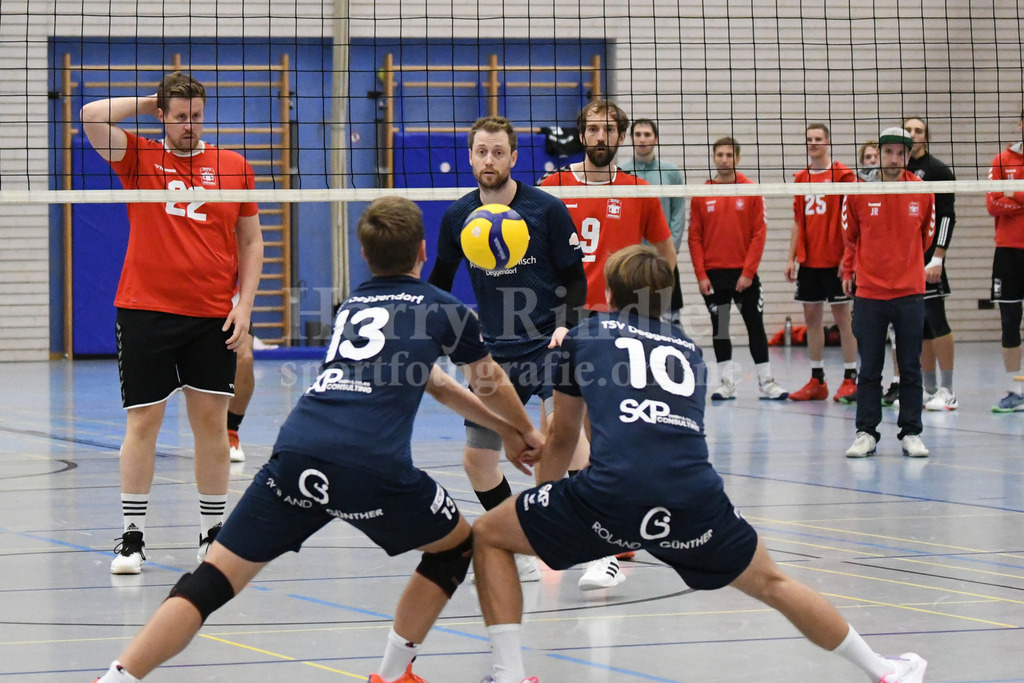 TSV 1861 Deggendorf : MTV München II | gemeinsam zum Ziel Tim Hartmann  (TSV Deggendorf Volleyball  #13) und Nicolas Schmidt (TSV Deggendorf Volleyball  #10) beobachtet von Johannes Schwarz  (TSV Deggendorf Volleyball  #4) - Realisiert mit Pictrs.com