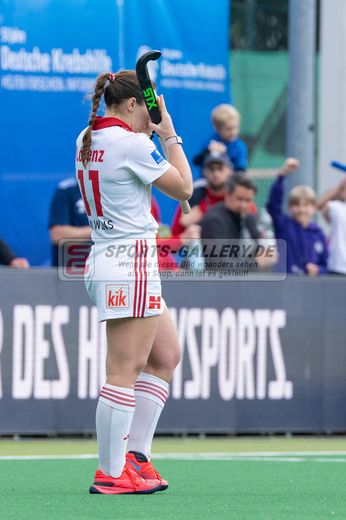 Final4_20240518-1318-0137 | Bonn, Deutschland, 18.05.2024: Nike Lorenz (Rot-Weiss Koeln) in Aktion waehrend des Spiels der Deutsche Feldhockey-Meisterschaften 2024 zwischen Final 4 Damen Rot Weiss Köln - Mannheimer HC im Bonner THV am 18.05.2024 in Bonn, Deutschland. (Foto von Stephan Fehrmann)

Bonn, Germany, 18.05.2024: Nike Lorenz (Rot-Weiss Koeln) in action during the game of Deutsche Feldhockey-Meisterschaften 2024 between Final 4 Damen Rot Weiss Köln - Mannheimer HC in Bonner THV at 18.05.2024 in Bonn, Deutschland. (Foto from Stephan Fehrmann)