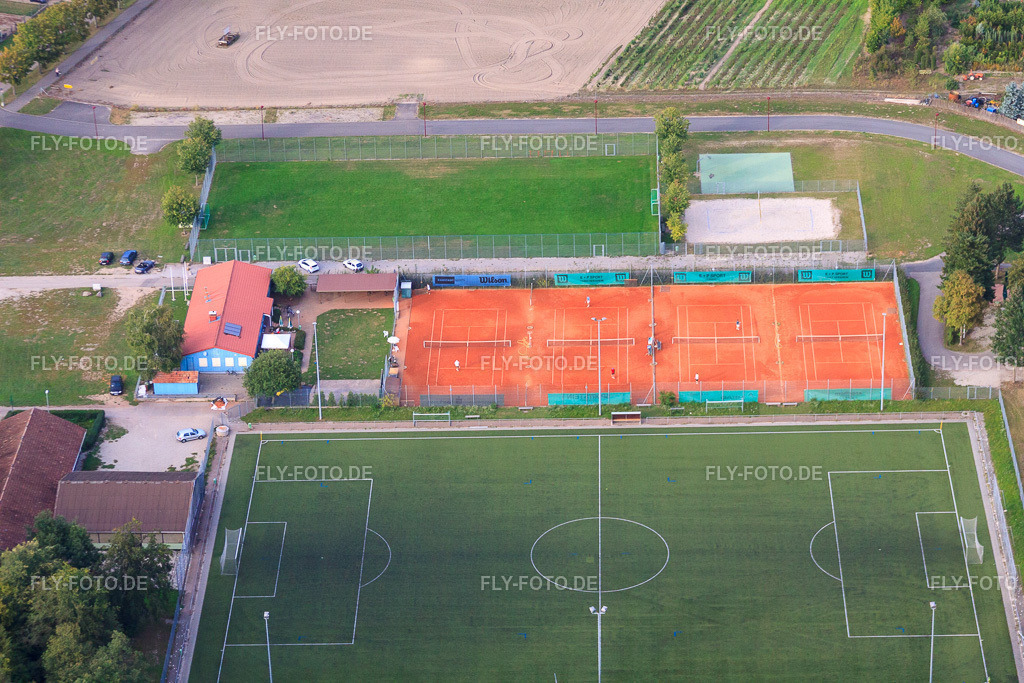 Tennisplatz Rheinzabern und Fußbalplatz des SV Olympia Rheinzabern 1920 e.V. http://www.svo-rheinzabern.de/ | Luftbild: Tennisplatz Rheinzabern und Fußbalplatz des SV Olympia Rheinzabern 1920 e.V. http://www.svo-rheinzabern.de/ in Rheinzabern im Bundesland Rheinland-Pfalz in Deutschland. Foto: IMG_44919.jpg vom 03.09.2011 durch Werner Riehm/FLY-FOTO.de - Realisiert mit Pictrs.com