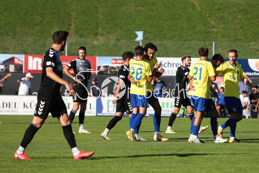 FC Pipinsried - SV Wacker Burghausen | Jubel der Hausherren nach dem Tor zum 1-0 durch Benedikt WIEGERT (FCP #28)