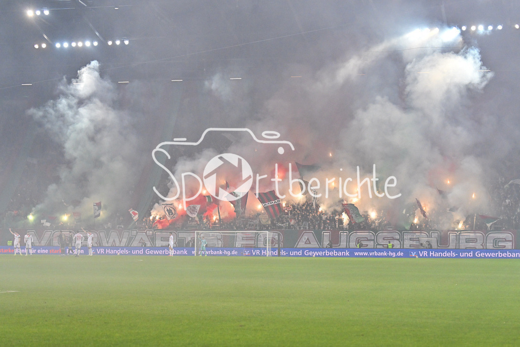 FC Augsburg - 1. FC Union Berlin | AUGSBURG, GERMANY - 15. JANUARY: die Fans der Augsburger zünden zu Spielbeginn Pyrotechnik / Pyro / Fackeln / Ultras / Symbolbild während dem Bundesligamatch zwischen dem FC Augsburg und dem 1. FC Union Berlin am 17. Spieltag in der WWK-Arena / DFL REGULATIONS PROHIBIT ANY USE OF PHOTOGRAPHS AS IMAGE SEQUENCES AND/OR QUASI-VIDEO