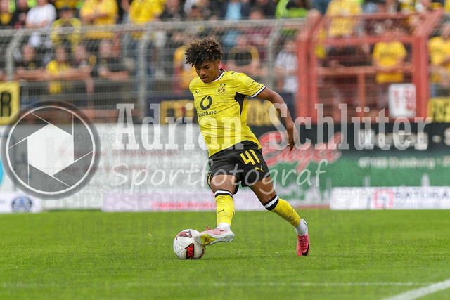 18.07.2026, GER, Fussball, Herren, Vorbereitungsspiel, Saison 2026/2027, Rot-Weiß Oberhausen - Borussia Dortmund | Mathis Albert (BVB) in Aktion am Ball, Einzelaktion