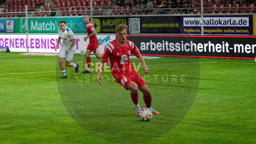 Fußball, Herren, Saison 2025/2026, Regionalliga Nordost, 5. Spieltag, Hallescher FC vs. FSV 63 Luckenwalde, Dienstag 26.08.2025, Leuna-Chemie-Stadion Halle, | Fußball, Herren, Saison 2025/2026, Regionalliga Nordost, 5. Spieltag, Hallescher FC vs. FSV 63 Luckenwalde, Dienstag 26.08.2025, Leuna-Chemie-Stadion Halle, Im Bild: Vin Kastull (Halle) - Realisiert mit Pictrs.com