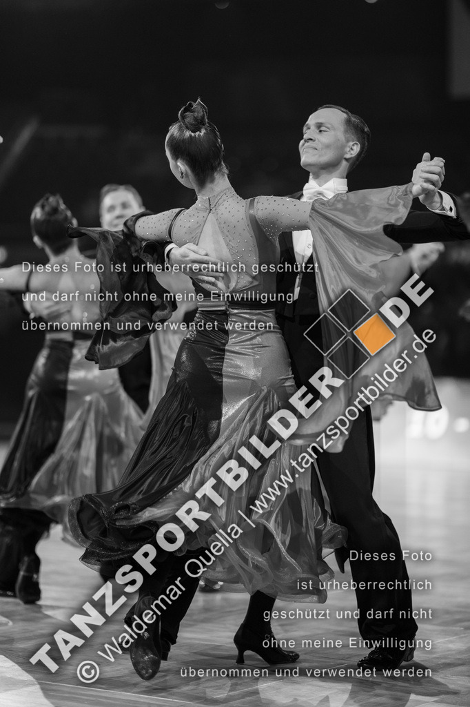20251206-03909 | Hier finden Sie Tanz Bilder vom Latein und Standard Formationen tanzen. Sportbilder vom Tanzsport. Schöne Fotos und von Weltmeisterschaft, Europameisterschaft, Bundesliga, Regionalliga, Oberliga und Landesliga sowie von GOC Stuttgart, DanceComp, WM Bremen
