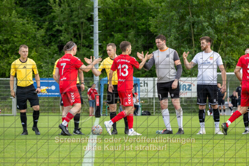 20250616_182826_0098 | #,  TV Eybach (weiß) vs. 1.FC Donzdorf II (rot), Fussball, Entscheidungsspiel 3 in Kreisliga A3 - Bezirk Neckar/Fils, Saison 2024/2025, Rasensportplatz, Staufenecker Str. 41, 73084 Salach, 16.06.2025 - 18:30 Uhr,Foto: PhotoPeet-Sportfotografie/Peter Harich