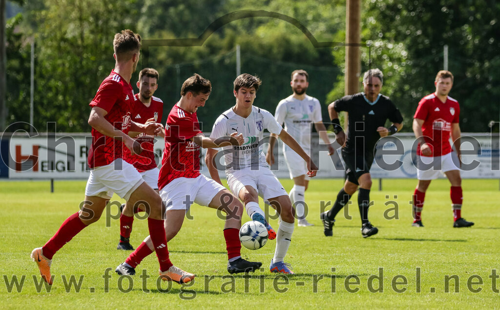 2023-07-30_114_FC_Lengdorf_gegen_SpVgg_Altenerding | Lengdorf, Deutschland, 30.07.2023:
Fußball, Kreisliga 2023 / 2024, 1. Spieltag, FC Lengdorf gegen SpVgg Altenerding, Endergebnis: 1:1

Florian Thieme (FC Lengdorf, #5), Martin Rott (FC Lengdorf, #6), Samuel Kronthaler (SpVgg Altenerding, #8)

Foto: Christian Riedel / fotografie-riedel.net