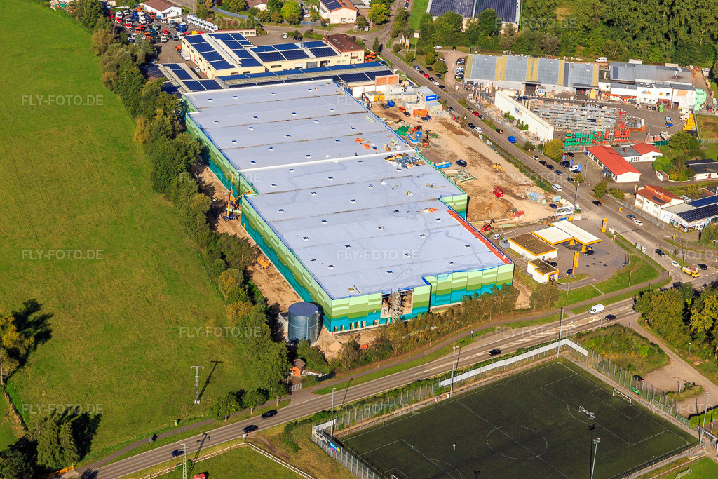 Luftbild: Baustelle des neuen Logistikpark der HANSAINVEST und DFI-Real-Estate Kandel nach Abriss des OBI-Markts im Ortsteil Minderslachen in Kandel im Bundesland Rheinland-Pfalz in Deutschland. – Foto: IMG_149907.jpg vom 18.09.2025 durch Werner Riehm/FLY-FOTO.de – Auflösung des Originals: 5472 x 3648 px – Entdecke HANSAINVEST | Kapital-verwaltungs-gesellschaft: Hansainvest – DFI Real Estate - Driving Future Innovation