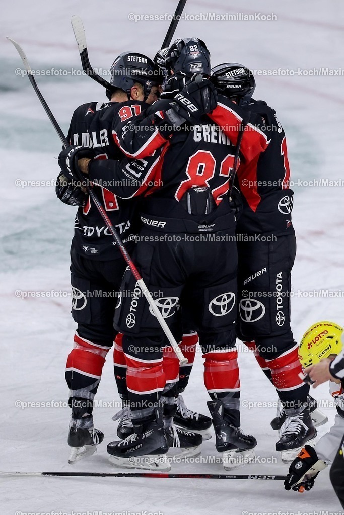 Koe30122401058 | 30.12.2024, Eishockey, Penny DEL, Kölner Haie - Löwen Frankfurt, Spieltag 32, Lanxess-Arena Köln: Torjubel nach dem 1:1 durch Torschütze Moritz Müller (Kölner Haie #91)