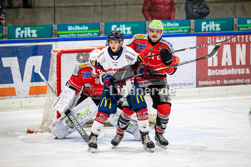 TSV Peißenberg MINERS gegen VfE Ulm/Neu Ulm DEVILS | Eishockey Bayernliga Herren Vorrunde 2024/25, TSV Peißenberg MINERS gegen VfE Ulm/Neu Ulm DEVILS, 20250105,Alexander RUDKOVSKI (DEVILS 8) vor dem Tor,2025-01-05 in Peißenberg (Eisstadion Peißenberg)Alexander RUDKOVSKI (DEVILS 8), Martin LIDL (MINERS 44)Copyright: WolfgangxLindner foto-lindner.de