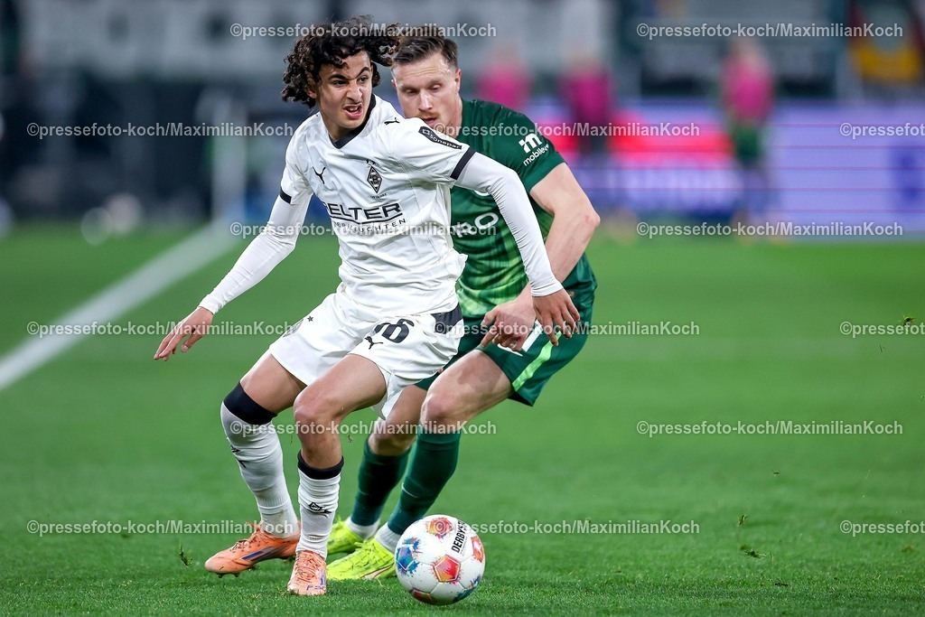 BMG13122502142 | 13.12.2025, Fußball, Borussia Mönchengladbach - VfL Wolfsburg, 1. Fußball Bundesliga, 14.Spieltag, Borussia-Park, Saison 2025 2026: Wael Mohya (Borussia Mönchengladbach #36) im Zweikampf gegen  Yannick Gerhardt&nbsp;(VfL Wolfsburg #31)  DFB regulations prohibit any use of photographs as image sequences and or quasi-video.