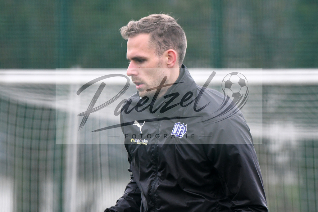 20200203_TRAOSN_0024 | Fußball, Herren: Maurice Trapp (VfL Osnabrueck) schaut waehrend der Trainingseinheit des VfL Osnabrueck im Sportpark Illoshoehe am 03.02.2020 in Osnabrueck, Deutschland. - Realisiert mit Pictrs.com