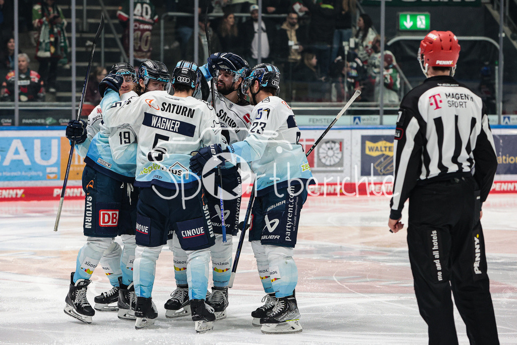 Augsburger Panther - ERC Ingolstadt | Die Gaeste freuen sich ueber das Tor zum 0-2 durch Wojciech STACHOWIAK (ING #19)